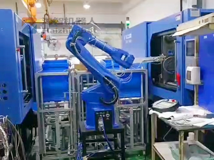 機器人自動取注塑件 機械手注塑機（一拖二自動生產線）(圖1)